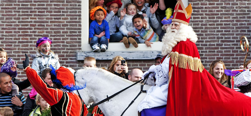 SCHIEDAM - Sinterklaas en zijn pieten komen zaterdag met hun pakjesboot aan in Schiedam. De boot arriveerde rond het middaguur in de haven van Schiedam, waar de burgemeester Sinterklaas en zijn pieten welkom heette. ANP ROBIN UTRECHT